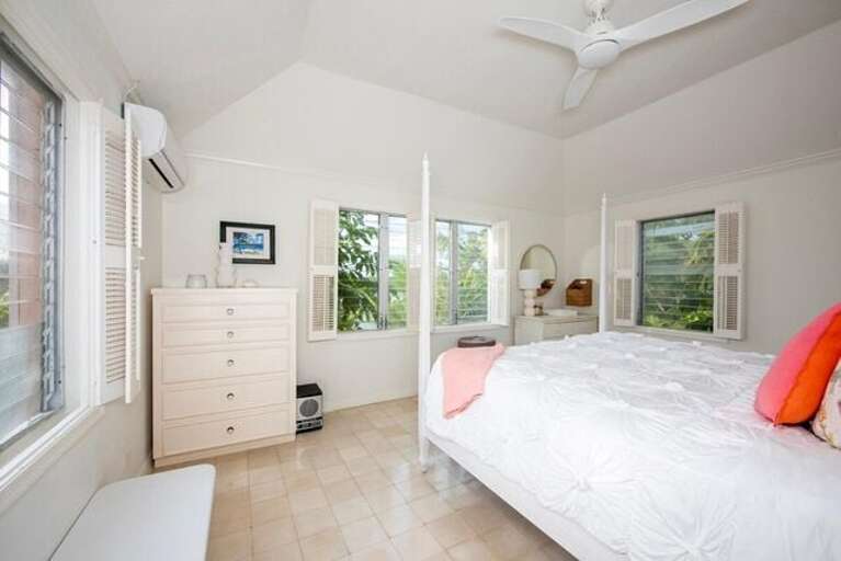 Guest bedrooms with king size bed features its own private bathroom. Guest bedrooms with king size bed features its own private bathroom.