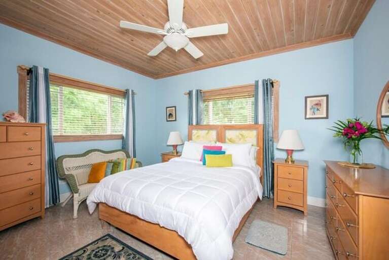 Guest bedroom with queen size bed