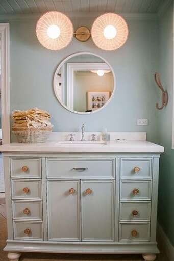 Guest bath. Guest bath.