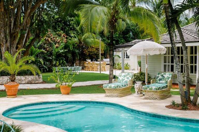 Large private garden area, and stunning heated pool. Large private garden area, and stunning heated pool.