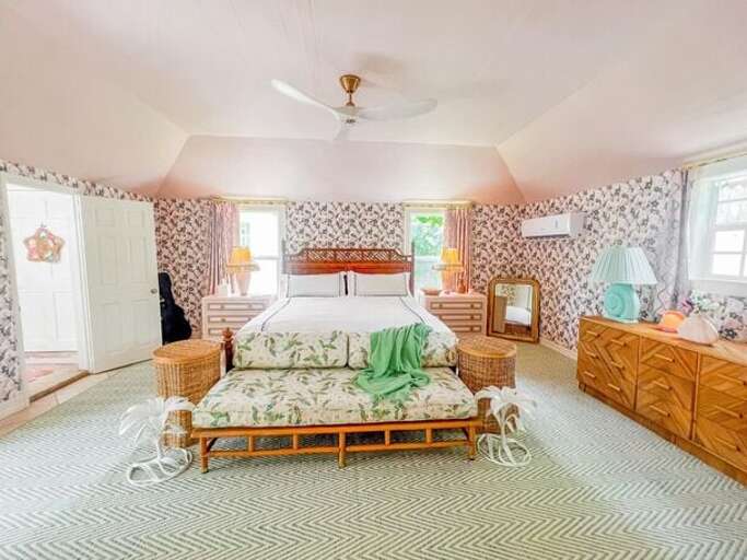 Master bedroom with king bed and en-suite full bath. Master bedroom with king bed and en-suite full bath.