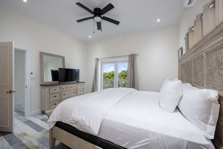 Master bedroom. Master bedroom.