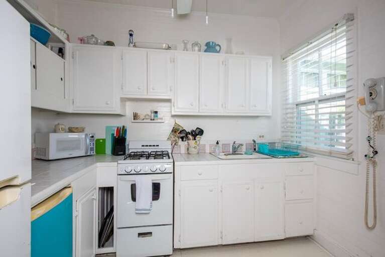 Fully equipped kitchen.