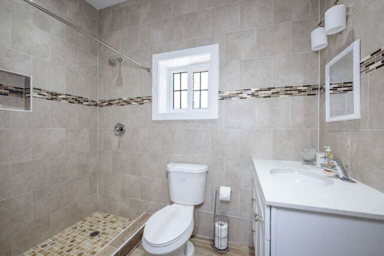 The Cottage has a stylish en suite bath with walk-in shower.