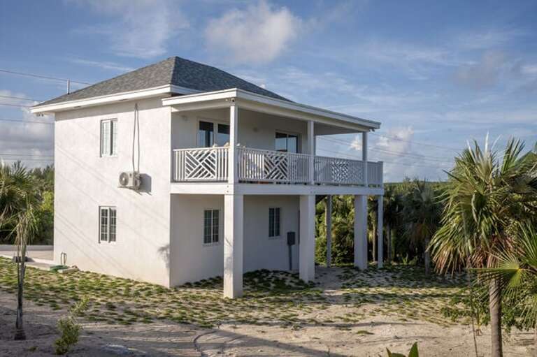 Simple Life Cottage has a full kitchen, living/dining area, and a king bedroom with an en-suite bath.