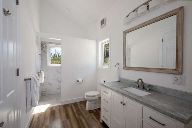 Guest cottage bath (one of four). Guest cottage bath (one of four).