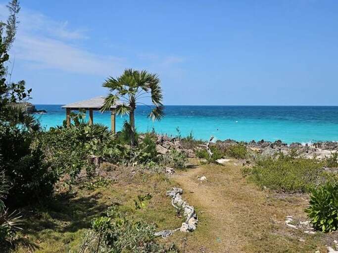 A short 100-yard walk to the cove, enjoy swimming, kayaking, snorkeling, fishing or cliff jumping.