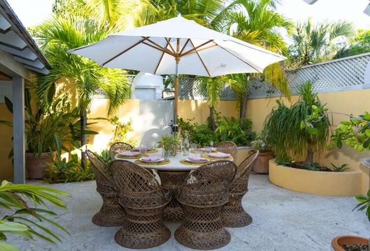 Al fresca dining on the patio