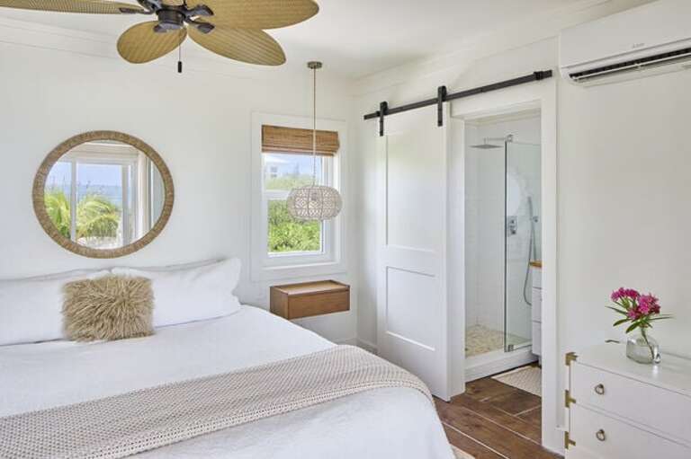 Dream Weaver Bungalow: Bedroom with king size bed.