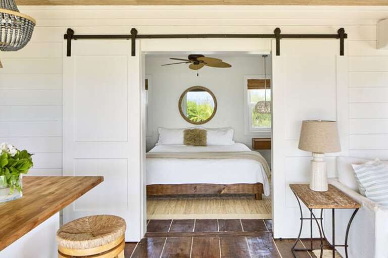 Dream Weaver Bungalow: Bedroom with king size bed.