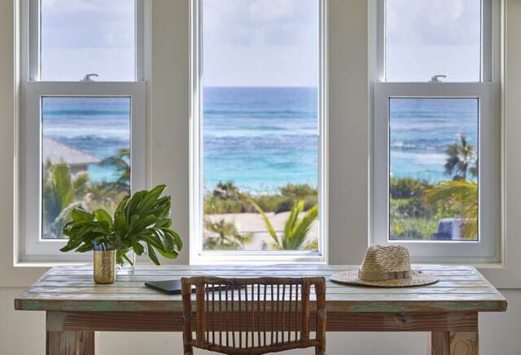 Traveler - a Two-bedroom house: Designated workspace.