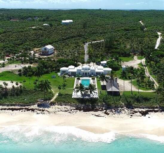 La Bougainvillea resort with an excellent restaurant and bar, a short walk down the beach from Cricket Beach House. La Bougainvillea resort with an excellent restaurant and bar, a short walk down the beach from Cricket Beach House.