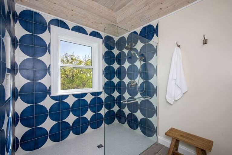 Twin bedroom en-suite bath.