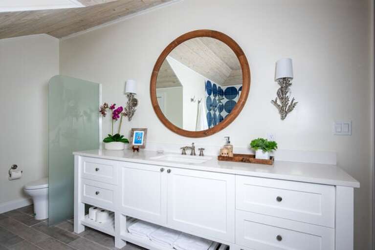 Twin bedroom en suite bath with walk-in shower.