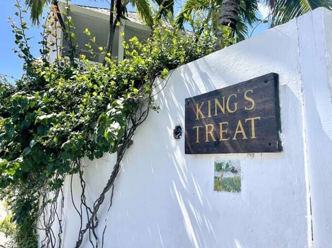 Entrance to Kings Treat