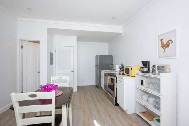 Kitchen and dining area.