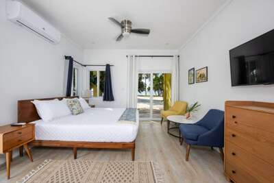 Laughing Bird Unit 4, studio apartment with king size bed.