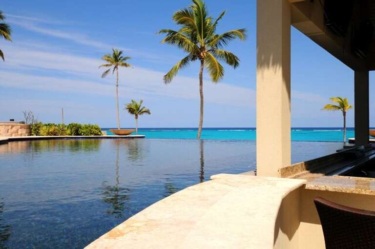 Pool and swim-up bar