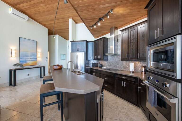 Fully equipped kithcen.