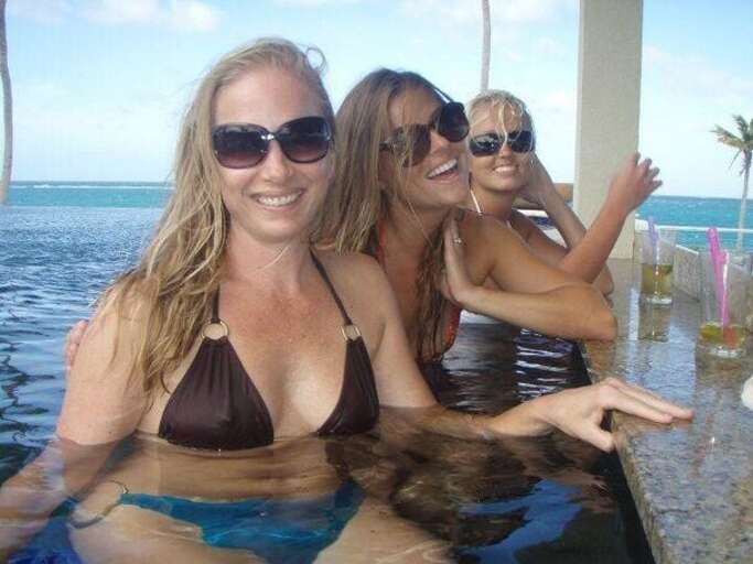 Swim-up cocktail bar