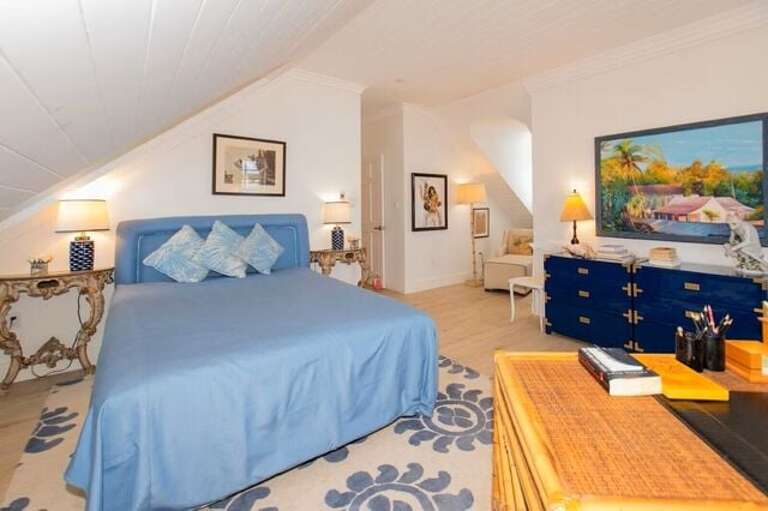 Bedroom with queen size bed.