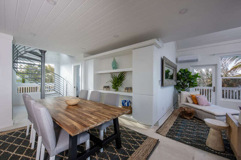 Dining Area, seating for 6.