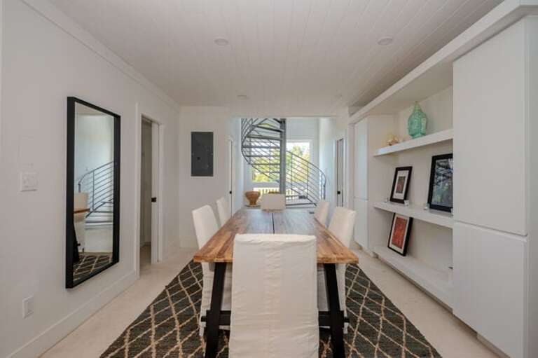 Dining Area, seating for 6.