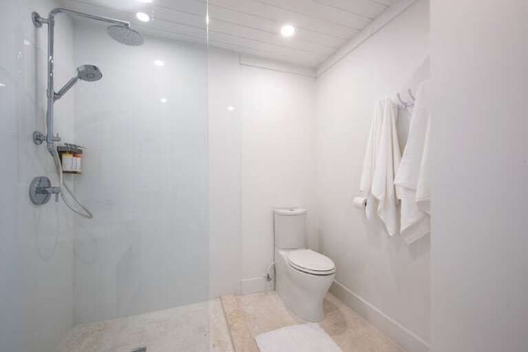 Third floor en-suite bath.