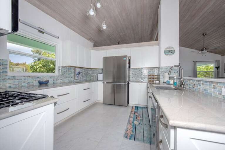 Fully loaded kitchen with new stainless appliances(fridge, gas range, large sink, dishwasher).