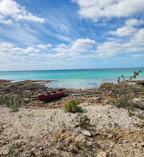 The water entry is very gradual and ends up on a nice sandy bottom. Water shoes are recommended for the rock.
