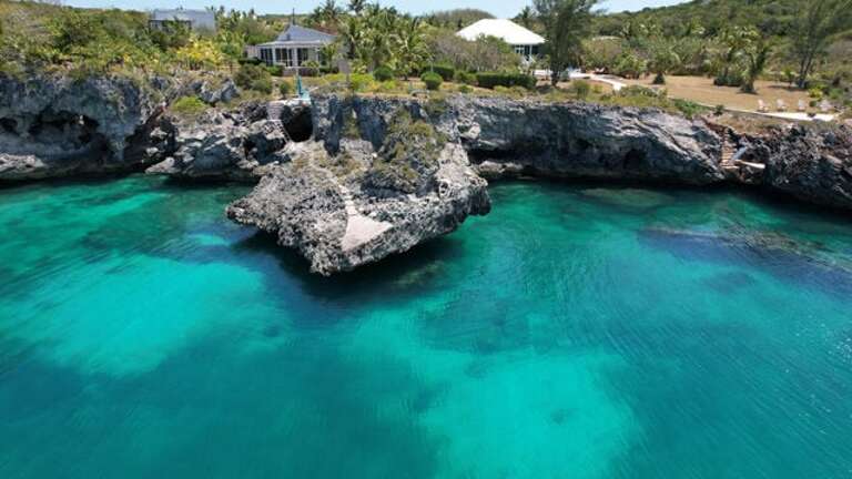 On the Caves is a renovated estate with a main house and a guest house. On the Caves is a renovated estate with a main house and a guest house.
