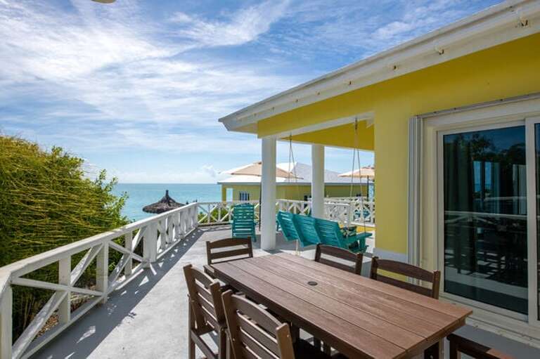 Outdoor oceanfront dining option.