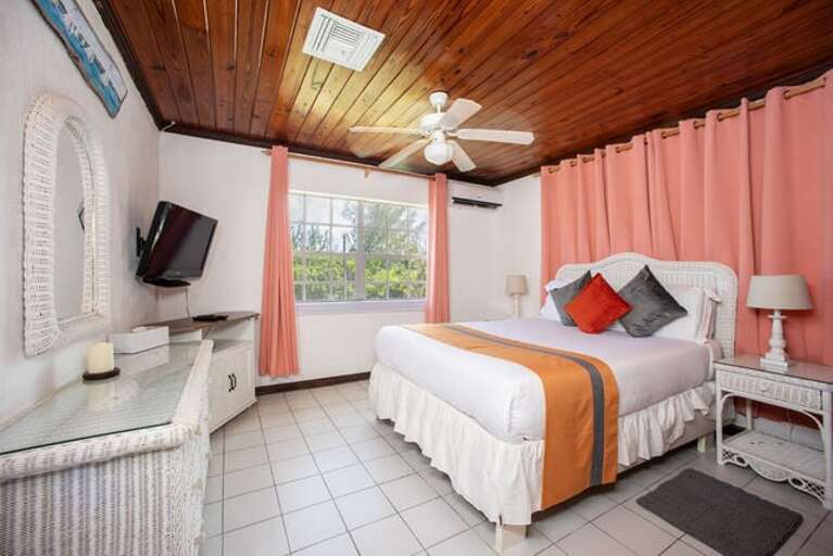Master Bedroom with queen bed.