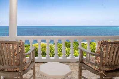 Enjoy some of the best views on the Island from High Life.  Turtle Beach (private cove) 100 yards north, Sky Beach ½ mile north, and Twin Coves 1 mile south.