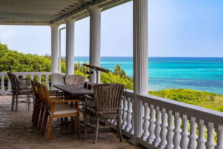 Panoramic ocean views.