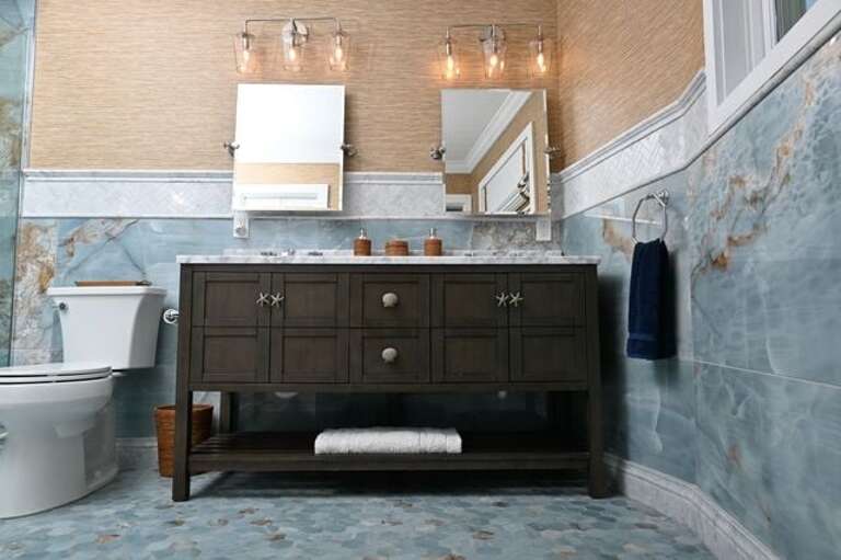Bedroom One en-suite bath.