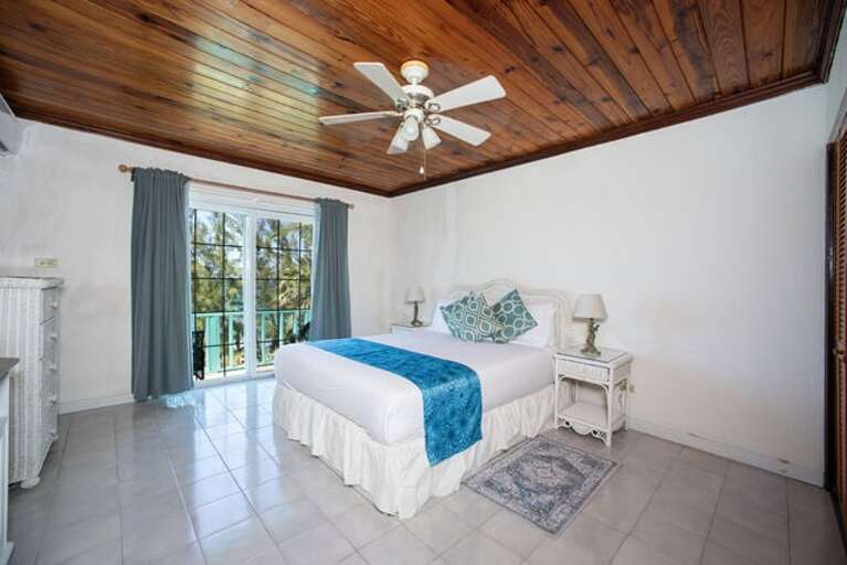 Bedroom with queen size bed