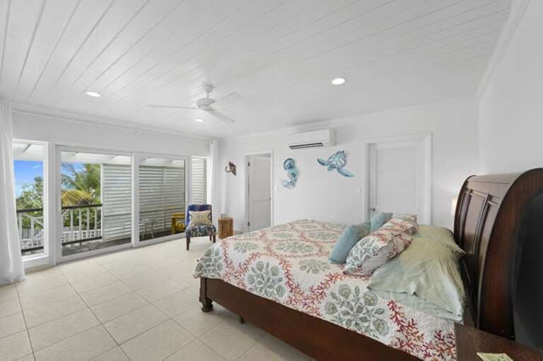 Second master bedroom with XL twin beds that can convert to a king. This bedroom also has an ocean view and an en-suite bath.
