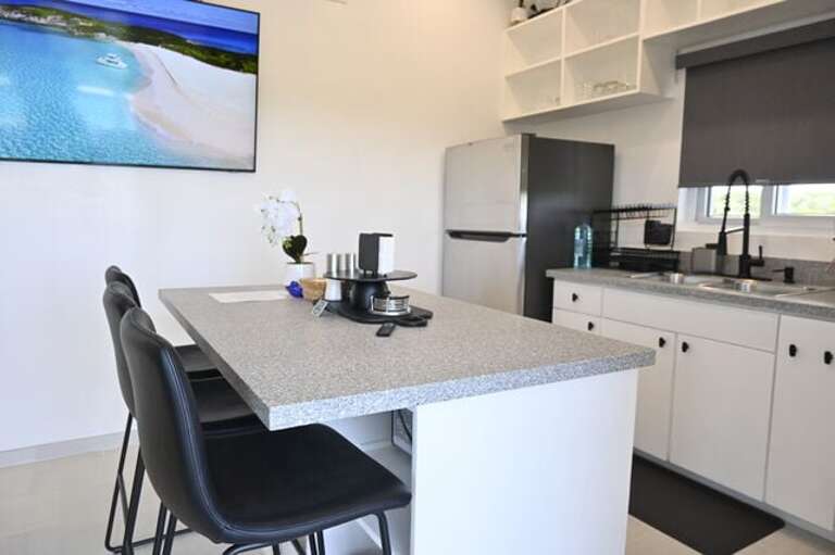 Fully equipped kitchen.