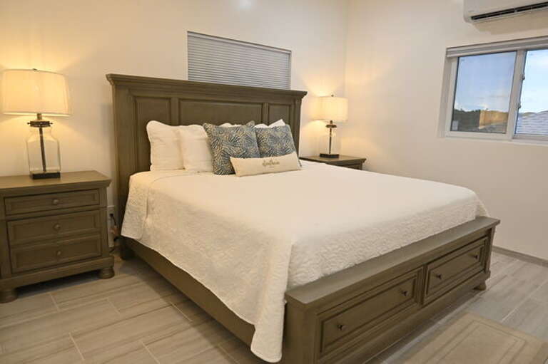 Emerald Cottage has one bedroom with an ocean view, a king bed, a 65-inch wall-mounted flat-screen TV.