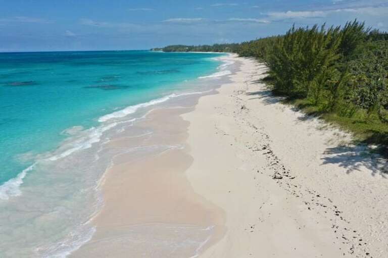 Pink sand Poponi beach.