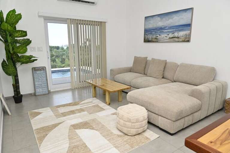 Sapphire Cottage has ocean views throughout.