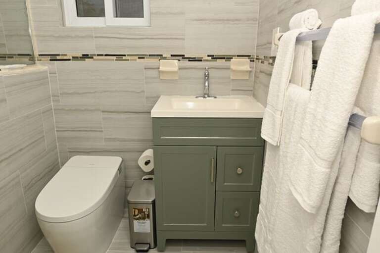 Emerald Cottage bath with walk-in shower.