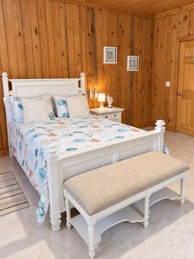 Bedroom 3 with queen size bed.