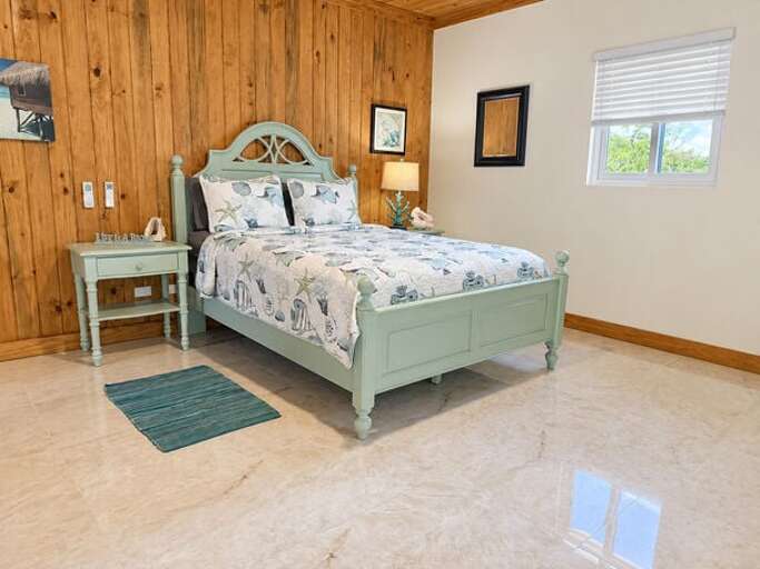Bedroom 4 with queen size bed.