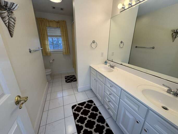 Secondary Bathroom (upstairs)