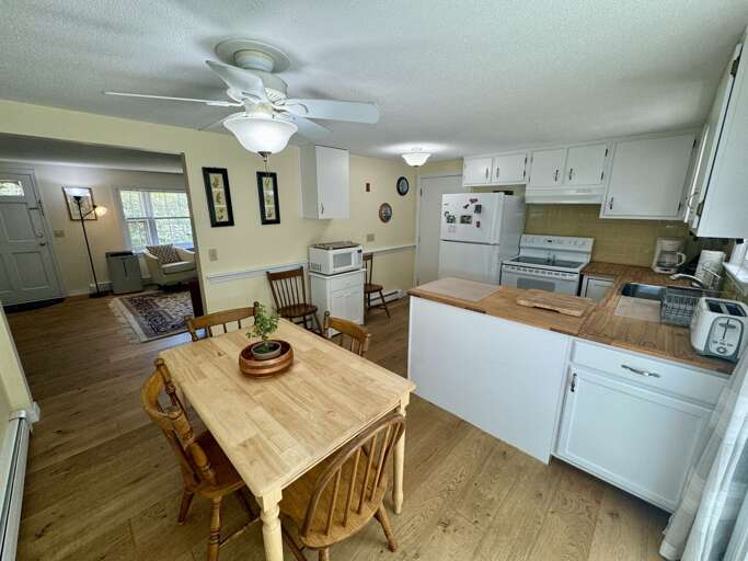 Kitchen / Dining Area