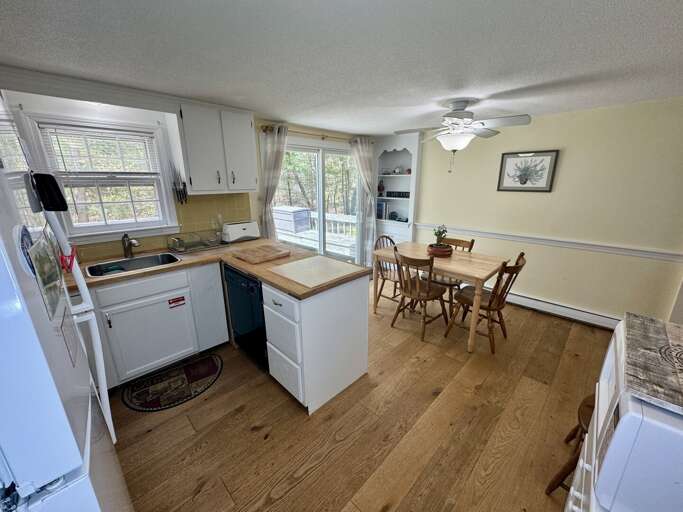 Kitchen / Dining Area
