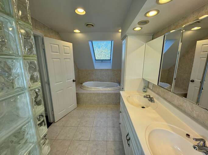 Primary Bathroom (2nd Floor) Primary Bathroom (2nd Floor)
