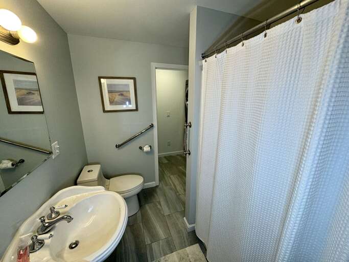 Secondary Bathroom (1st Floor) Secondary Bathroom (1st Floor)